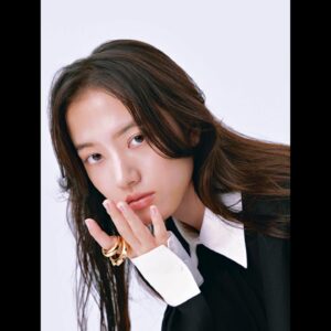 Kaya Kiyohara Instagram - こちらも本日発売の
雑誌「ハーパーズ　バザー」11月号での
お写真です。
⁡
TIMELESS WOMEN特集に
参加させていただきましたので
ご興味あれば是非に☀︎
⁡
Photos by Saki Omi
⁡
.
@harpersbazaarjapan