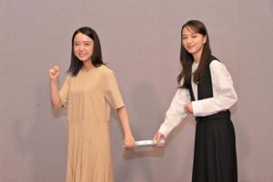 Kaya Kiyohara Instagram - 朝ドラのバトンタッチセレモニー
⁡
「おかえりモネ」の次に放送される
「カムカムエヴリバディ」で
ヒロインを務められる
上白石萌音ちゃんと
一緒に参加させて頂きました！
⁡
モネの撮影期間中も
寛大な優しい愛をくれた萌音ちゃん
萌音ちゃんの紡ぐ言葉に、何度も何度も励まされました。
久しぶりに会えて嬉しかったなあ
⁡
「カムカムエヴリバディ」の放送が
今からとっても楽しみです。
⁡
そして「おかえりモネ」次週、最終週です。
どうか、温かく見守って頂けますように。
⁡
.
#連続テレビ小説
#おかえりモネ
⁡
#カムカムエヴリバディ
#上白石萌音　ちゃん
#深津絵里　さん
#川栄李奈　さん