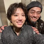 Kaya Kiyohara Instagram - ぽつらぽつら 思い返して頬を緩める日々 ⁡ 舞台「ジャンヌ・ダルク」 写真撮りたいです！とお願いするタイミングを伺っていたら坪倉さんが沢山シャッターを切ってくださいました。嬉しかった。 ⁡ 皆さんの素敵な笑顔をお裾分け。 最後の写真は大入り袋とりょうさんからいただいたブレスレット☺︎ ⁡ . #ジャンヌダルク #神保悟志　さん #山崎紘菜　ちゃん #りょう　さん #ワタナベケイスケ　さん #深水元基　さん #野坂弘　さん #粟野史浩　さん ⁡ #進藤ひろし　さん #松上順也　さん #稲葉俊一　さん #嶋村昇次　さん #森野憲一　さん #古木将也　さん #樋口裕司　さん #岡本拓真　くん