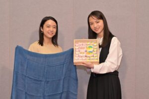Kaya Kiyohara Instagram - 朝ドラのバトンタッチセレモニー
⁡
「おかえりモネ」の次に放送される
「カムカムエヴリバディ」で
ヒロインを務められる
上白石萌音ちゃんと
一緒に参加させて頂きました！
⁡
モネの撮影期間中も
寛大な優しい愛をくれた萌音ちゃん
萌音ちゃんの紡ぐ言葉に、何度も何度も励まされました。
久しぶりに会えて嬉しかったなあ
⁡
「カムカムエヴリバディ」の放送が
今からとっても楽しみです。
⁡
そして「おかえりモネ」次週、最終週です。
どうか、温かく見守って頂けますように。
⁡
.
#連続テレビ小説
#おかえりモネ
⁡
#カムカムエヴリバディ
#上白石萌音　ちゃん
#深津絵里　さん
#川栄李奈　さん