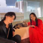 Kaya Kiyohara Instagram - 映画「夏への扉-キミのいる未来へ-」が 本日公開されました！ ⁡ 舞台挨拶には、 猫のピートも駆け付けてくれて 三木監督とキャストの皆さまと 劇場にお越し下さった皆さまと 素敵な時間を過ごすことが出来ました。 本当にありがとうございました☺︎ ⁡ この作品がどうか 皆さまのもとに届きますように。 ⁡ 写真は、山﨑さんとピートと。 カメラに向いて貰うために頑張る2人 ⁡ . #夏への扉 -キミのいる未来へ- #山﨑賢人　さん #藤木直人　さん #夏菜　さん #眞島秀和　さん #高梨臨　さん #三木孝浩監督