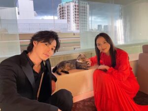 Kaya Kiyohara Instagram - 映画「夏への扉-キミのいる未来へ-」が
本日公開されました！
⁡
舞台挨拶には、
猫のピートも駆け付けてくれて
三木監督とキャストの皆さまと
劇場にお越し下さった皆さまと
素敵な時間を過ごすことが出来ました。
本当にありがとうございました☺︎
⁡
この作品がどうか
皆さまのもとに届きますように。
⁡
写真は、山﨑さんとピートと。
カメラに向いて貰うために頑張る2人
⁡
.
#夏への扉
-キミのいる未来へ-
#山﨑賢人　さん
#藤木直人　さん
#夏菜　さん
#眞島秀和　さん
#高梨臨　さん
#三木孝浩監督