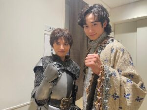 Kaya Kiyohara Instagram - 本日、東京千秋楽を迎えました。
一瞬で過ぎ去ってしまった。
⁡
この座組の一員になれたこと
ずっとずっと大事に抱き締めていたいです。
⁡
そしてご観劇くださった皆さまへ
心からの感謝を。
⁡
大阪公演も
誠心誠意努めてまいります。
⁡
いつも大きな力をくれる小関さんと☺︎
⁡
.
#ジャンヌダルク
#小関裕太　さん