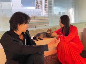 Kaya Kiyohara Instagram - 映画「夏への扉-キミのいる未来へ-」が
本日公開されました！
⁡
舞台挨拶には、
猫のピートも駆け付けてくれて
三木監督とキャストの皆さまと
劇場にお越し下さった皆さまと
素敵な時間を過ごすことが出来ました。
本当にありがとうございました☺︎
⁡
この作品がどうか
皆さまのもとに届きますように。
⁡
写真は、山﨑さんとピートと。
カメラに向いて貰うために頑張る2人
⁡
.
#夏への扉
-キミのいる未来へ-
#山﨑賢人　さん
#藤木直人　さん
#夏菜　さん
#眞島秀和　さん
#高梨臨　さん
#三木孝浩監督