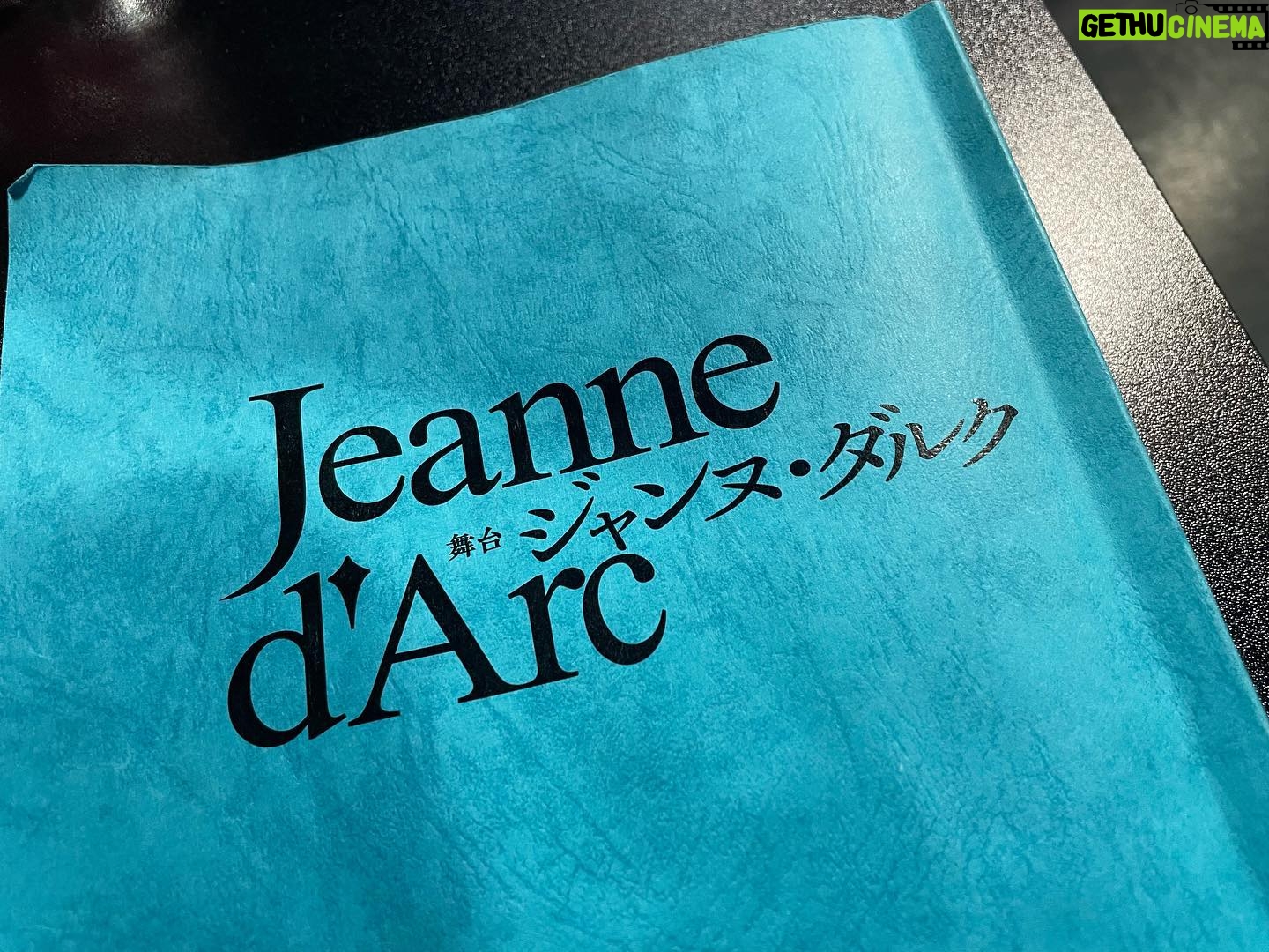 Kaya Kiyohara Instagram - 舞台「ジャンヌ・ダルク」 初舞台の初日を なんとか無事に迎えることが出来ました。 沢山の方々の想いが、 約3時間の物語の全てに乗って 私の身体の中を駆け抜けて行ったような感覚です。本当に贅沢な時間だった この舞台に携わってくださった皆々様と ご覧くださった方々へ 心からの敬意と感謝を込めて。 千秋楽まで、 どんな天気の日も邁進してまいります。 . #ジャンヌダルク
