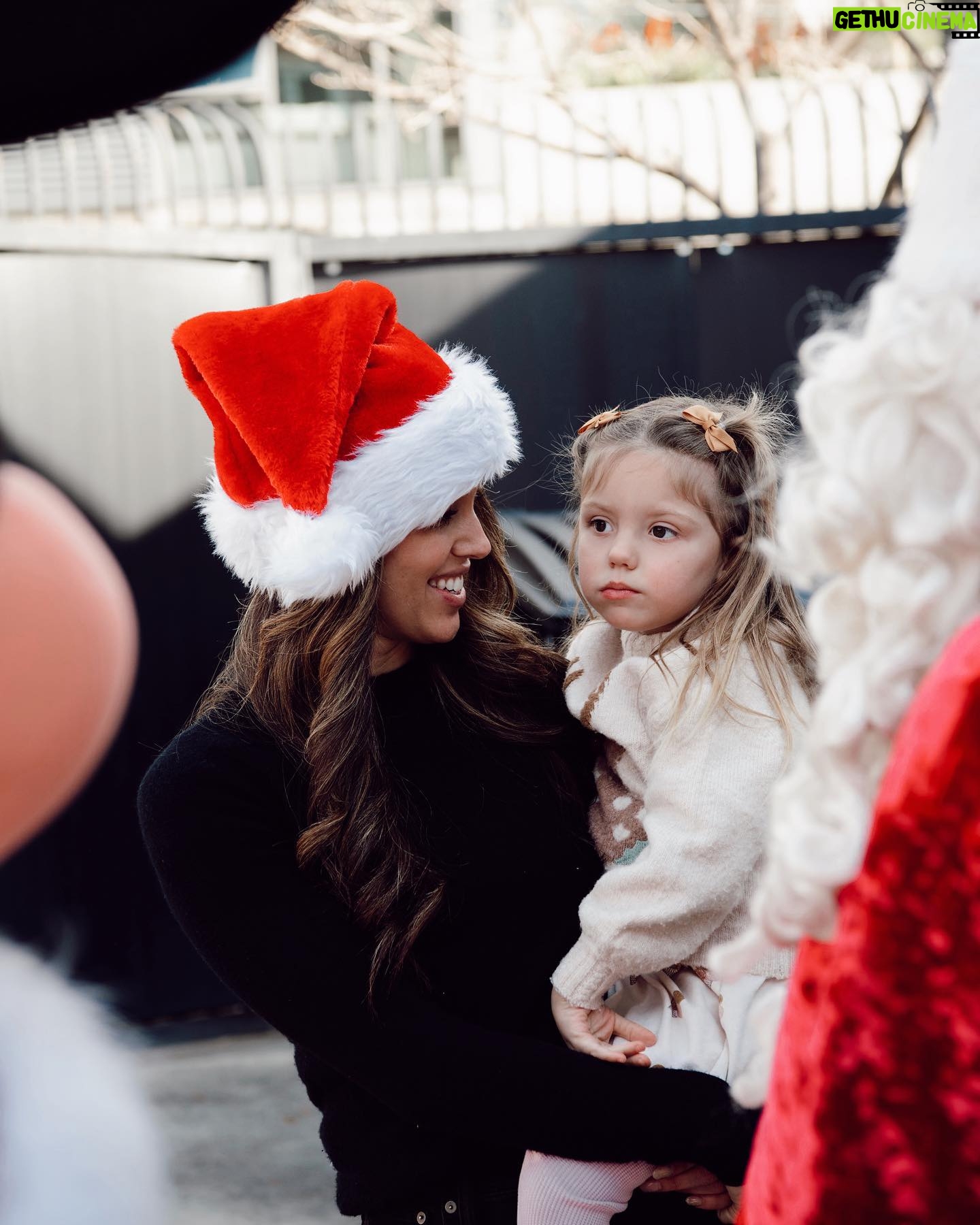 Kayla Ewell Instagram - Yesterday, we took the kids to volunteer & experience the true meaning of the holidays with @thisisabouthumanity. We hosted a Holiday Party for Reunified Families in Los Angeles where families were able to walk away with wishlists filled, clothing, fresh produce and a visit with Santa…toys and tacos! Thank you to @immdef_lawcenter for the important work that you do representing these children and families with dignity. Thank you to our partners @globalgiftusa Thank you to our donors and sponsors including: @voidstudios.la @lyft @thealist.us @levainbakery @petitenpretty @tacos1986la @sendintheclowns @farmfluence.co @mrmatthewsinger @attertonbeautyla @corrie.in.color @theyumyumshop @beignetbox @majesticblisssoaps @fivefour @alinaperalta11 Event leads @msmorges @zoekasiske Photos @angelakohler #thisisabouthumanity #WonderlandofHope
