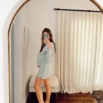 Kayla Ewell Instagram - It’s not always easy to love our bodies with so many changes happening. I’ve found it hard to find clothes I love & feel really good in. If you’re looking for versatility & (most importantly) comfort, here are a few of my favorite looks during this month (31 weeks) of pregnancy. Hope this helps ease the mirror time & generate more self acceptance 🤍