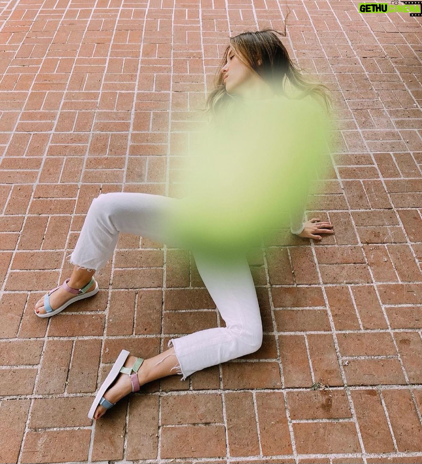 Kayla Ewell Instagram - The world’s first-ever true zero impact collection is here. Introducing Made With Air by @cuyana. Like most sustainability messaging, it’s just as tangible as it sounds. Visit cuyana.com/madewithair.