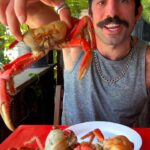 Kaysar Dadour Instagram - 9 caranguejos 🦀 Só quem ama e tem coragem de comer vai me entender 😜😍 #🦀 #riodejaneiro #kaysar #kaysardadour #caranguejo #crab #melhordianomundo #comer #comerbem #almoço #dieta