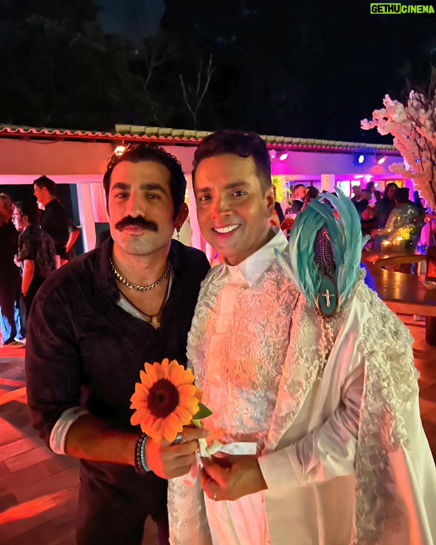 Kaysar Dadour Instagram - Que casamento lindo maravilhoso Chorei dancei ri comi e bebi demaisss kkk Que Deus abençoe vocês dois pra sempre Vocês são incríveis juntos Adorooooo demaissssss contem cmg sempre 🙏😘 Safadoossssssss @rodrigoonie @wbendelack #kaysar #kaysardadour #casamento #melhordianomundo #casamentos #amor #casamentodoano