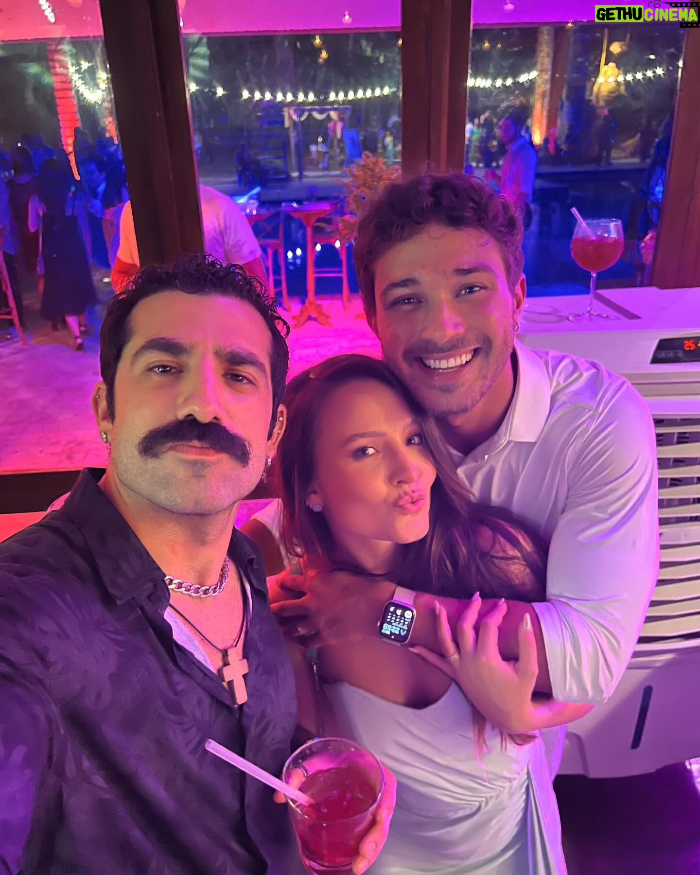 Kaysar Dadour Instagram - Que casamento lindo maravilhoso Chorei dancei ri comi e bebi demaisss kkk Que Deus abençoe vocês dois pra sempre Vocês são incríveis juntos Adorooooo demaissssss contem cmg sempre 🙏😘 Safadoossssssss @rodrigoonie @wbendelack #kaysar #kaysardadour #casamento #melhordianomundo #casamentos #amor #casamentodoano