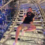 Kaysar Dadour Instagram - Escada de Swarovski, a mais famosa do navio 🛳️ da @msccruzeirosbrasil . . . . . #msc #msccruises #mscseaview #msccruzeiros #msccruzeiros #navio #🛳 #kaysar #kaysardadour #melhordianomundo #trip #viajem #viajarfazbem #viajar