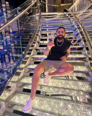 Kaysar Dadour Instagram - Escada de Swarovski, a mais famosa do navio 🛳️ da @msccruzeirosbrasil 
.
.
.
.
.
#msc #msccruises #mscseaview #msccruzeiros #msccruzeiros #navio #🛳 #kaysar #kaysardadour #melhordianomundo #trip #viajem #viajarfazbem #viajar