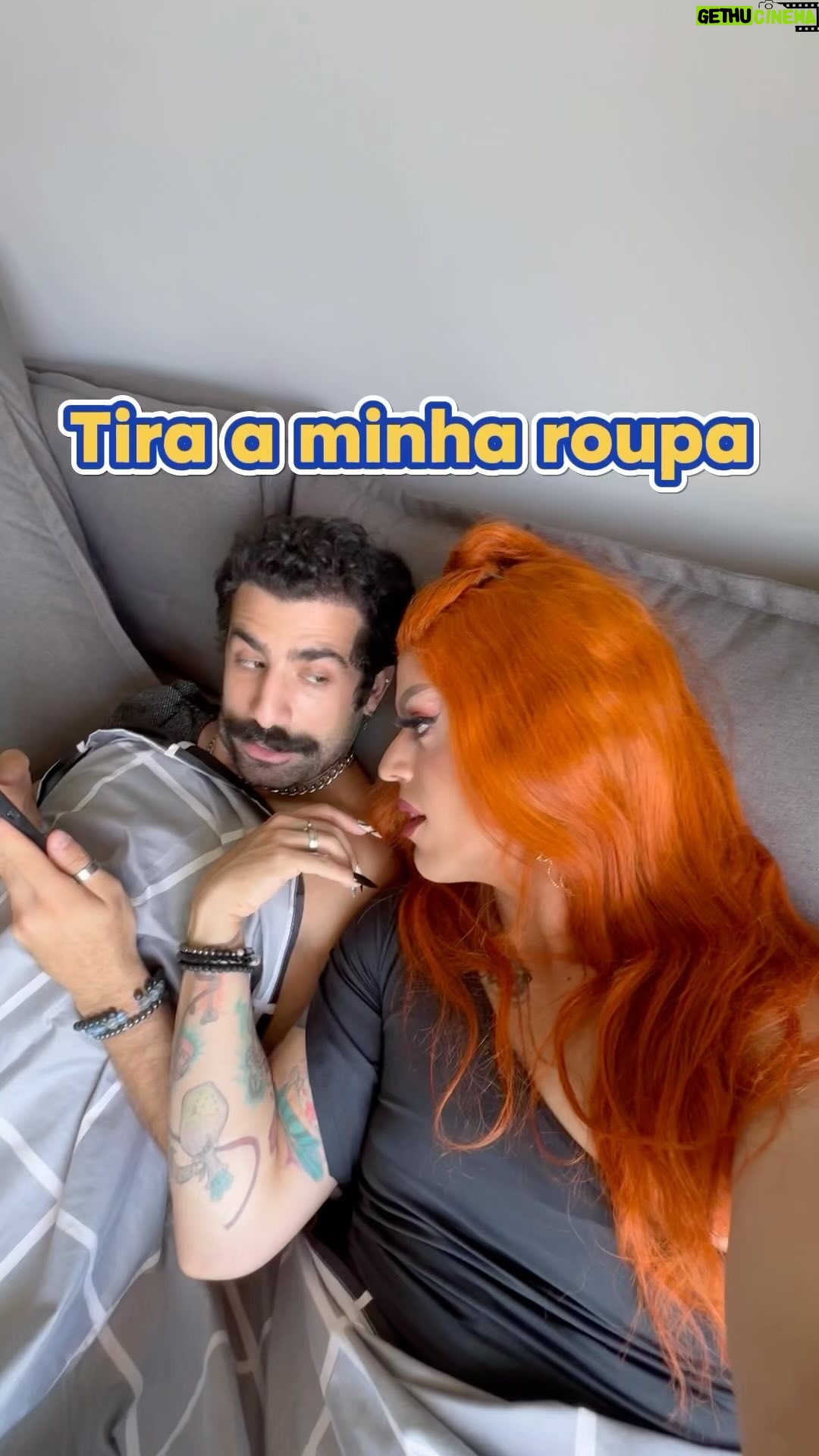 Kaysar Dadour Instagram - 😏🔥REFLITA🔥😏 A frase “tira a minha roupa” é uma das que mais escuto quando estou perto de ti… mas dessa vez tá de sacanagem né?! . . . . . . . . . . #humorbr #casal #kaysar #ritadlibra