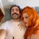 Kaysar Dadour Instagram - 🔥🧯QUE CALOR🚿🥵 Nesses dias de calor é bem difícil querer ficar abraçado por muito tempo. Verão chega e já vira motivo pra descobrir quem é mais dramático no casal. Marca quem faz drama aqui... . . IB: @euyurioliver . . . . . . . . #relacionamento #casal #drama #humorbr #kaysar