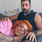Kaysar Dadour Instagram - 💤JÁ DORMIU?💤 Isso é regra pra todo casal? Um sempre se entrega e o outro não tanto pra assistir a um filme?? Na última vez ela me chamou pra ver um filme mas a tv nem instalava tava, bem estranho isso, não? . . . . . . . #humorbr #casal #meme #kaysar #ritadlibra