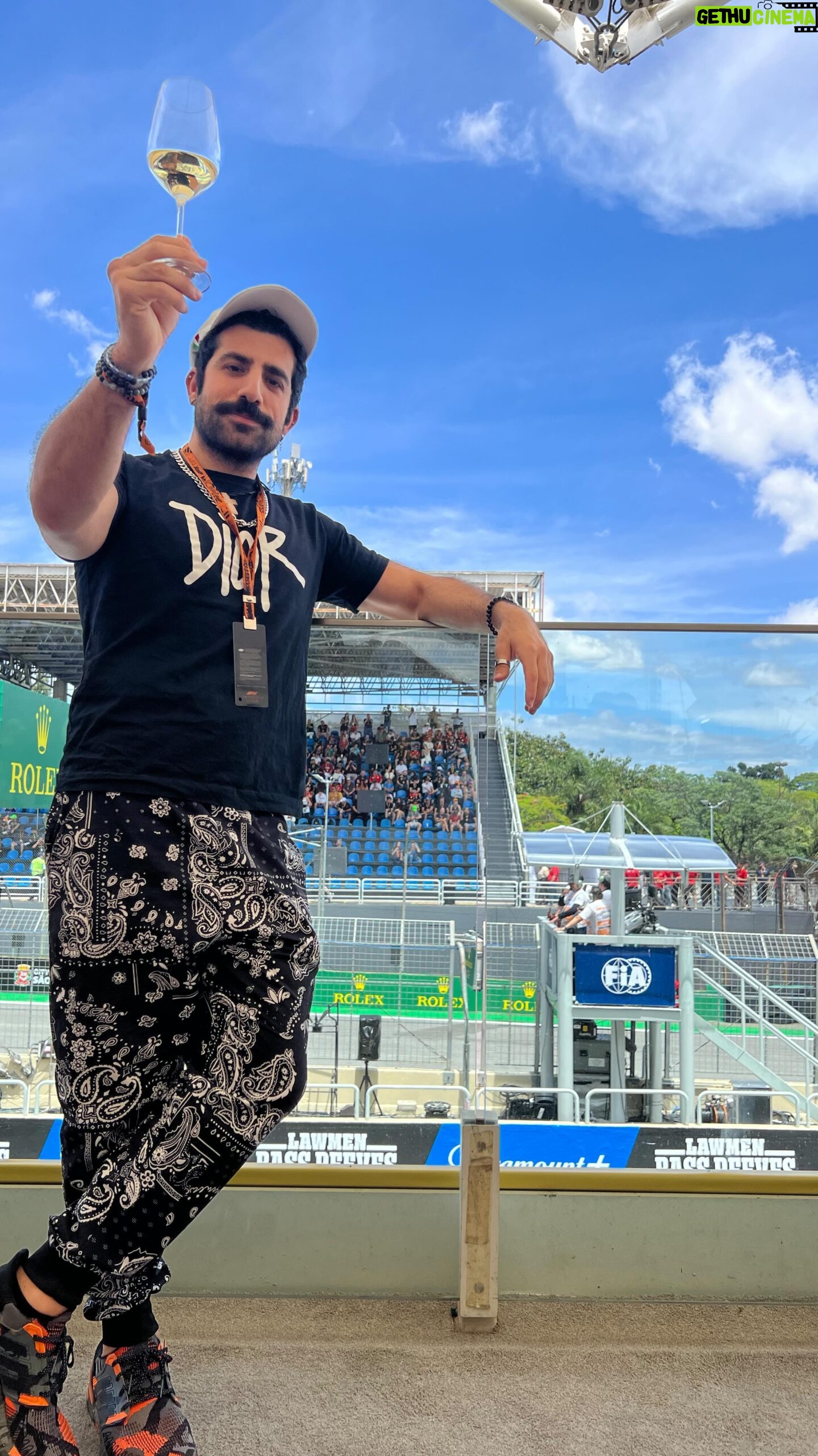 Kaysar Dadour Instagram - Caracoo experiência incrível e pela primeira vez da minha vida fui convidado pela MSC pra assistir a Fórmula 1 no Brasil. Pude andar na pista e conhecer tudo de perto Tmj sempre @msccruzeirosbrasil e @msccruisesofficial #msccruisesxf1 #drivechangetogether #formula1