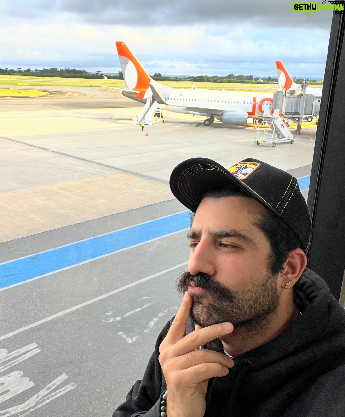 Kaysar Dadour Instagram - Para onde ?✈️ #kaysar #kaysardadour #melhordianomundo #viajar #viajarepreciso #viajareviver #viajarfazbem #viajarépreciso #viajarbarato #viajarporelmundo #amoviajar #viajaresvida #viajarpelomundo #revistaviajar #viajaresunplacer #✈️ #✈ #✈️✈️