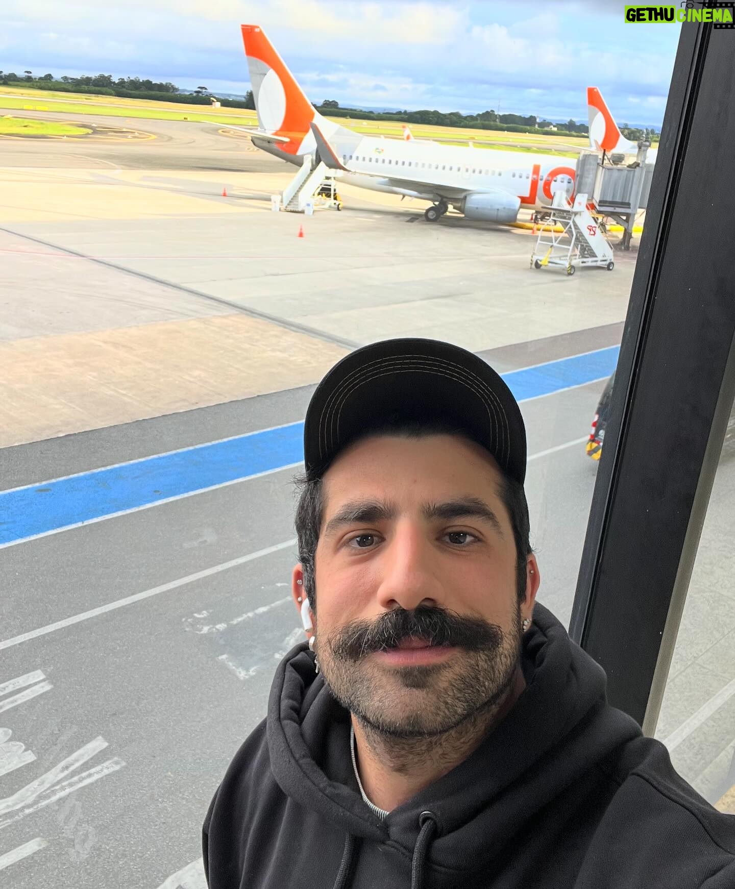 Kaysar Dadour Instagram - Para onde ?✈️ #kaysar #kaysardadour #melhordianomundo #viajar #viajarepreciso #viajareviver #viajarfazbem #viajarépreciso #viajarbarato #viajarporelmundo #amoviajar #viajaresvida #viajarpelomundo #revistaviajar #viajaresunplacer #✈️ #✈ #✈️✈️