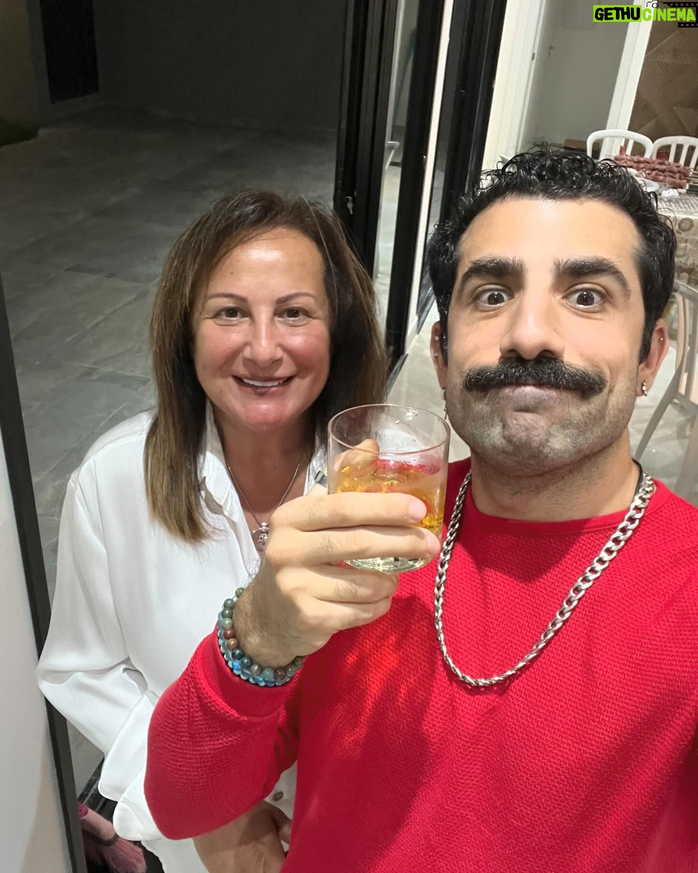 Kaysar Dadour Instagram - Caracooo Com muita felicidade e alegria e com orgulho fechei o ano 2023 com muitas coisas boas e ao lado da minha familia 😍🙏 Agora posso dizer vem 2024 que esse ano é meu sem dúvida nenhuma Estourar na música e na atuação bora focar contagem regressiva 365… 🙅♂️🙏😘🦖🦜🎊 #2024 #2023 #kaysar #kaysardadour #melhordianomundo #vem2024 #adeus2023