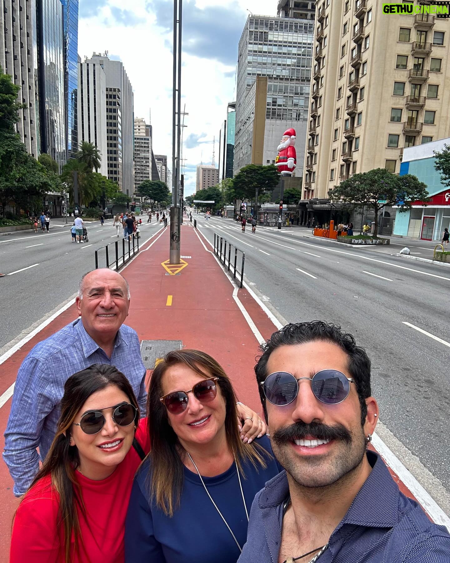 Kaysar Dadour Instagram - Ho ho ho feliz natal 🎄🎁 pra todo mundo🙏 Que Deus abençoe e ilumine cada um de vocês caracooo 🙏 Melhor presente de natal é estar com minha linda família aqui no Brasil ❤️💚💛 #kaysar #kaysardadour #melhordianomundo #natal2023 #paulista #saopaulo #sãopaulo #familia