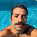 Kaysar Dadour Instagram - Cabeludo 😎🥸 #kaysar #kaysardadour #cabeludo #melhordianomundo #😎 #🥸 #piscina #domingo
