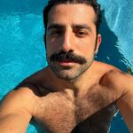 Kaysar Dadour Instagram - Cabeludo 😎🥸 #kaysar #kaysardadour #cabeludo #melhordianomundo #😎 #🥸 #piscina #domingo