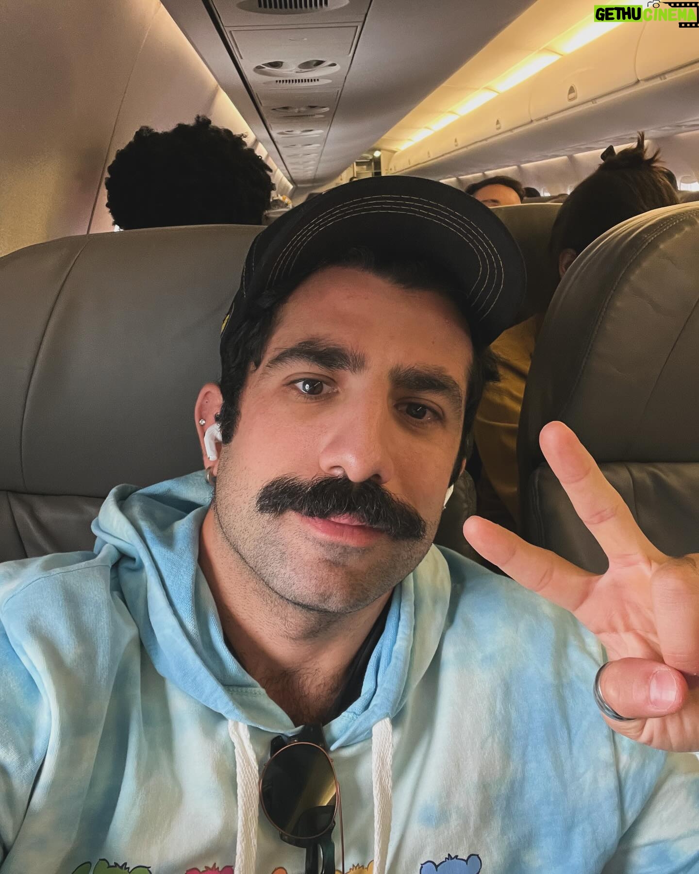 Kaysar Dadour Instagram - ✌️Nunca esqueça que hoje é o melhor dia NO mundo ✌️ Bom-dia partiu ✈️🤞 #kaysar #kaysardadour #melhordianomundo #viajar #viajarfazbem #viajarépreciso #selfie #selflove #✈️ #bomdia #bomdia🌞 #lutar #nuncadesista