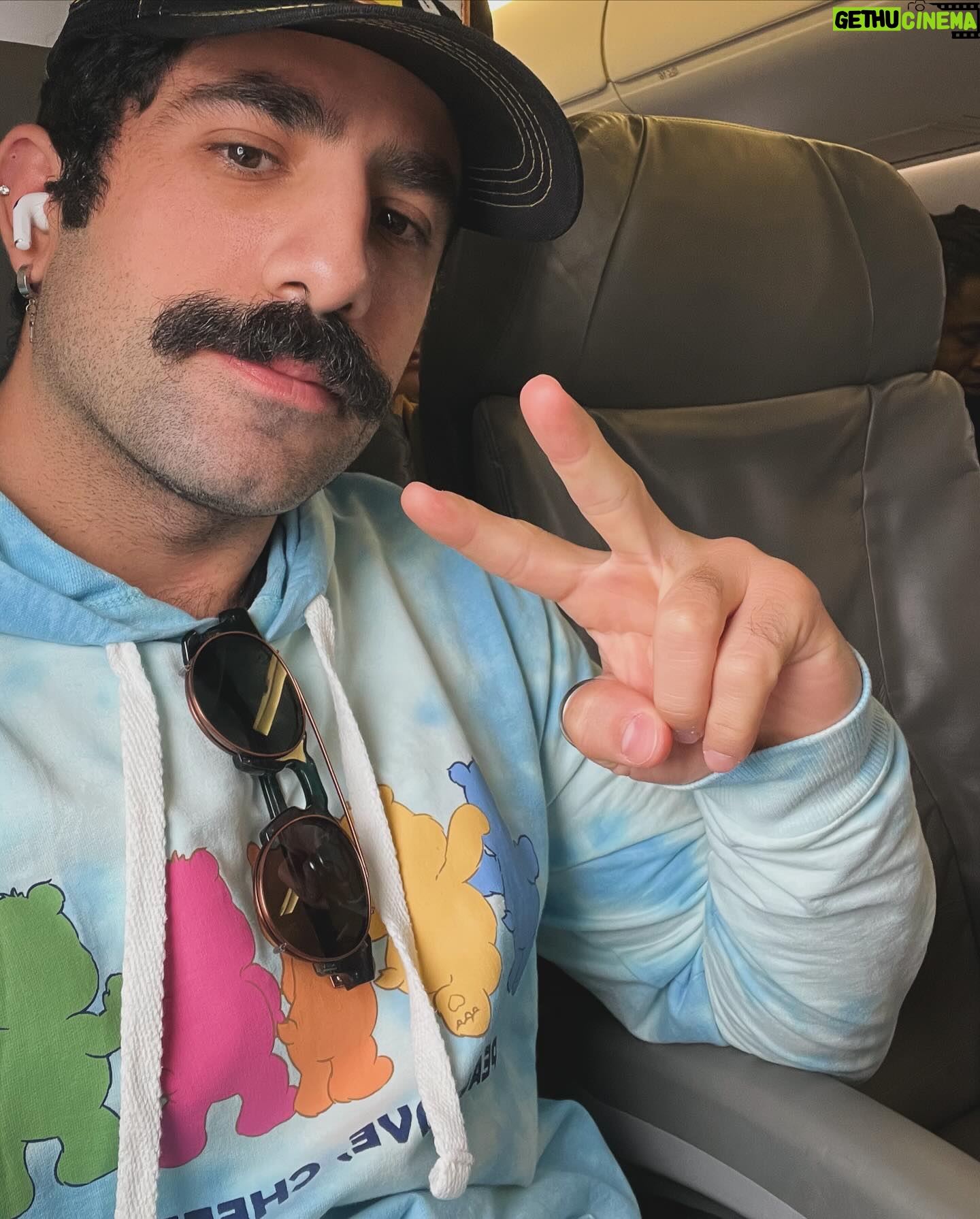 Kaysar Dadour Instagram - ✌️Nunca esqueça que hoje é o melhor dia NO mundo ✌️ Bom-dia partiu ✈️🤞 #kaysar #kaysardadour #melhordianomundo #viajar #viajarfazbem #viajarépreciso #selfie #selflove #✈️ #bomdia #bomdia🌞 #lutar #nuncadesista