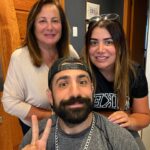 Kaysar Dadour Instagram - Minha única mãe é única irmã que amo mais que tudo na vida 🙏😍 Lembre-se você é linda, única, incrível, especial, forte e corajosa e merece todo respeito do mundo. Não deixe ninguém fazer você duvidar disso. #8march #8março #diadasmulheres🌹 #kaysar #kaysardadour #melhordianomundo #respeito #familia #mãe #irmã