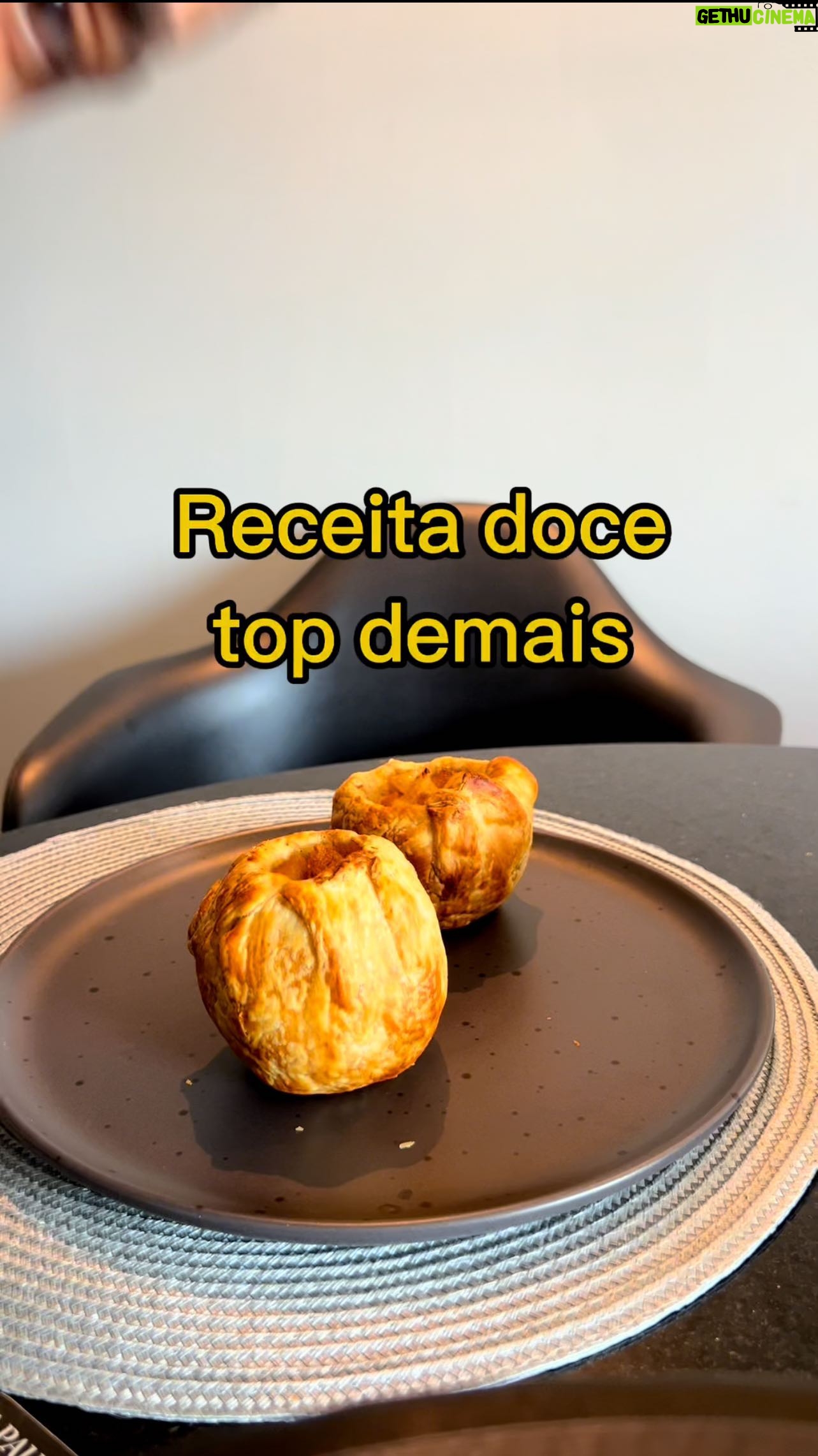 Kaysar Dadour Instagram - Receita top demais! Anota aí, caraco: ✔️ maça ✔️ Pera ✔️ Massa folhada ✔️ Açúcar ✔️ Canela O modo de preparo está no vídeo! Fácil de fazer, chama o cremoso pra comer junto! #topdemais #kaysar #doce #receita #receitasfit #kaysardadour #melhordianomundo #receitasimples #docesgourmet