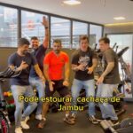 Kaysar Dadour Instagram - TREME EM DOBRO 🌱 O jambu é conhecido pelo seu efeito anestésico, causando uma sensação de dormência e formigamento na boca quando consumido. Isso o torna um ingrediente interessante em pratos típicos da região Norte do Brasil, como o “Tacacá.” 🎵 Cachaça de Jambu - @gabyamarantos #pará #visitpara #cachacadejambu #kaysar #melhordianomundo #memes #belémdopará #belemdopara