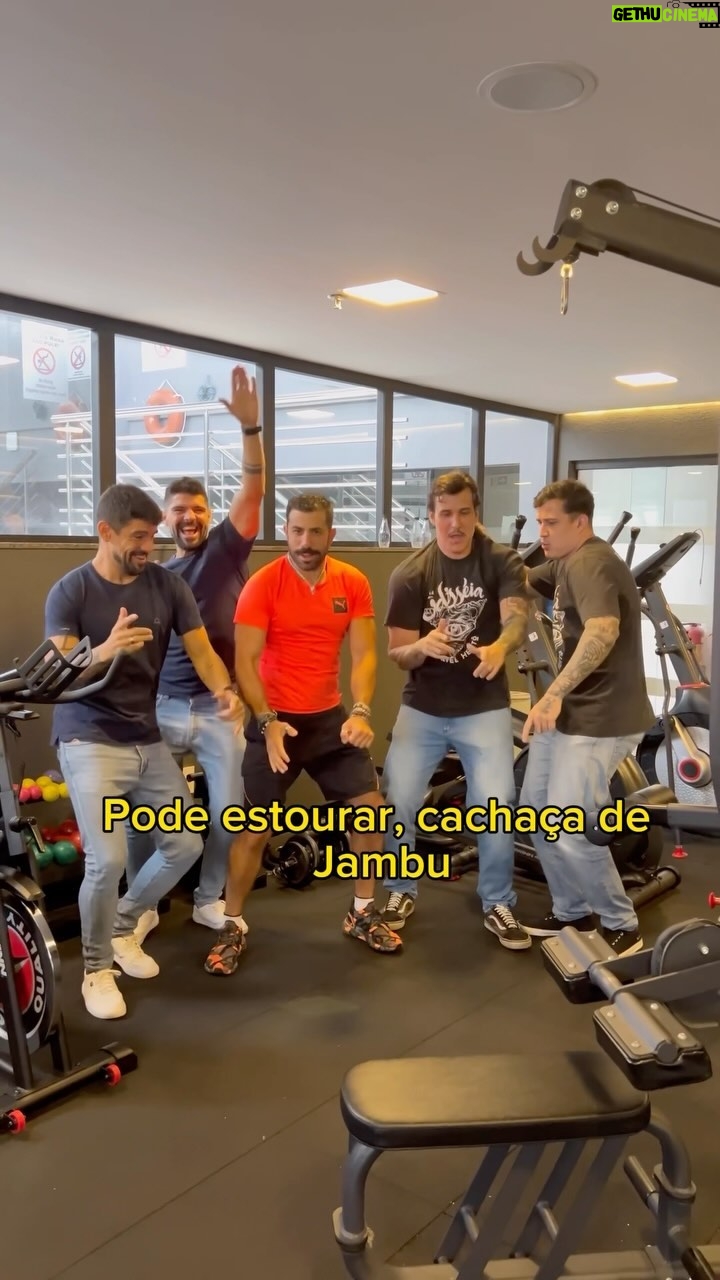 Kaysar Dadour Instagram - TREME EM DOBRO 🌱 O jambu é conhecido pelo seu efeito anestésico, causando uma sensação de dormência e formigamento na boca quando consumido. Isso o torna um ingrediente interessante em pratos típicos da região Norte do Brasil, como o “Tacacá.” 🎵 Cachaça de Jambu - @gabyamarantos #pará #visitpara #cachacadejambu #kaysar #melhordianomundo #memes #belémdopará #belemdopara