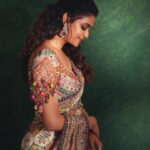 Keerthy Suresh Instagram – Adding some Royalty to my feed 👸

Loving this saree and jewellery by @taruntahiliani 
Styled by: @ruchi.munoth 
Team : @prathyusha_raj__06 
Hair : @swapnilkashid_ 
Makeup: @makeupwithshruthi 
Shot by: @arungnanavel