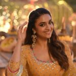 Keerthy Suresh Instagram – உங்களுக்கும் உங்கள் குடும்பத்தினருக்கும் என் இனிய தமிழ் புத்தாண்டு நல்வாழ்த்துக்கள் ☺️🪔 

ഏവർക്കും എന്റെ ഹൃദയം നിറഞ്ഞ വിഷു ദിന ആശംസകൾ 😊🌼

Wishing You and your Family a Happy Tamil New Year and Happy Vishu!❤️

#HappyTamilNewYear #HappyVishu