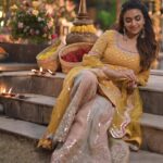 Keerthy Suresh Instagram - உங்களுக்கும் உங்கள் குடும்பத்தினருக்கும் என் இனிய தமிழ் புத்தாண்டு நல்வாழ்த்துக்கள் ☺️🪔 ഏവർക്കും എന്റെ ഹൃദയം നിറഞ്ഞ വിഷു ദിന ആശംസകൾ 😊🌼 Wishing You and your Family a Happy Tamil New Year and Happy Vishu!❤️ #HappyTamilNewYear #HappyVishu