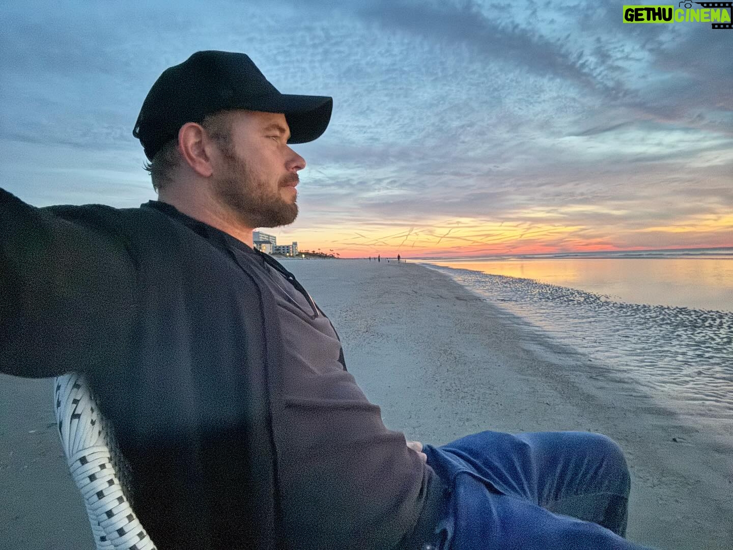 Kellan Lutz Instagram - Brought a chair to the beach for a beautiful sunrise! 😊 #Winning