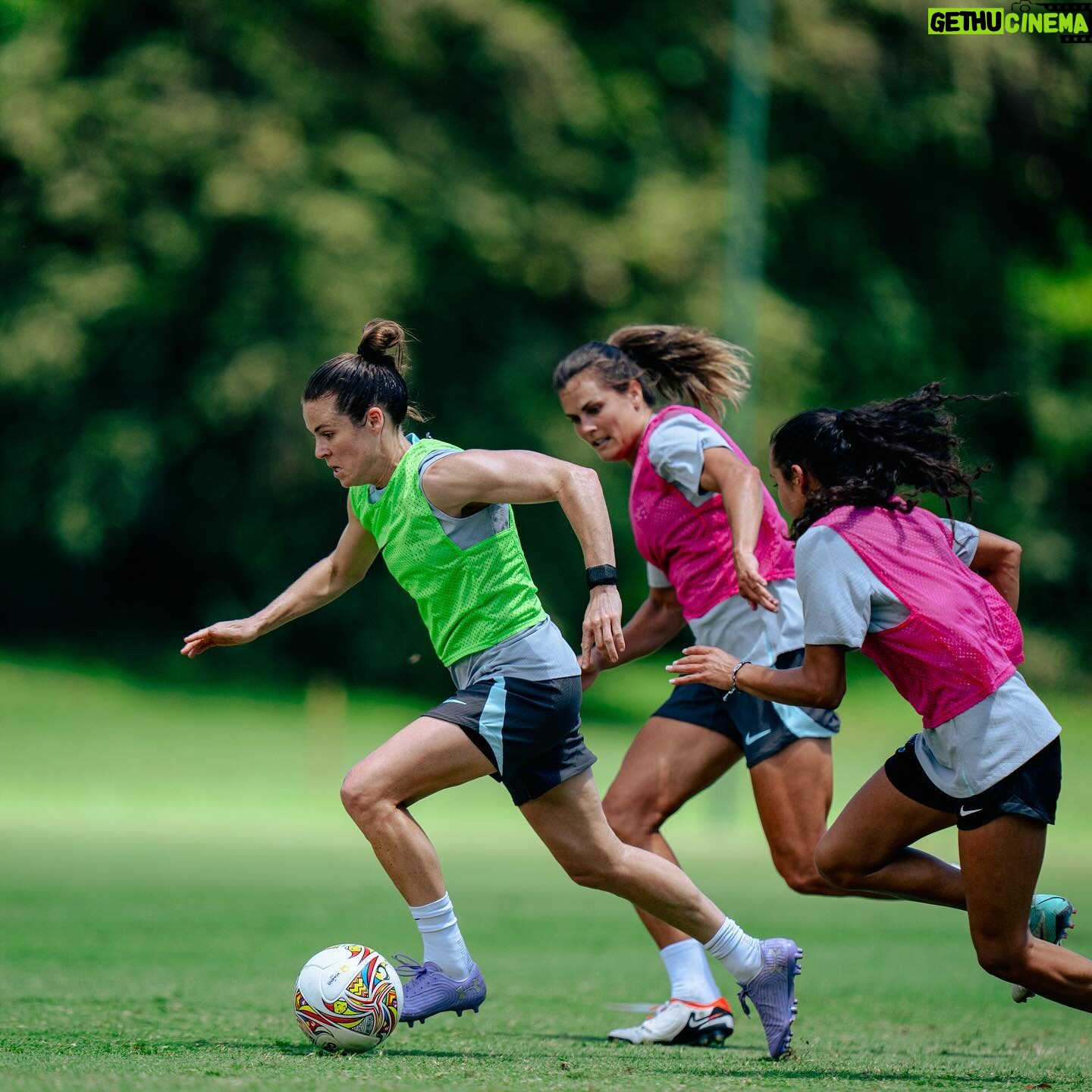 Kelley O'Hara Instagram - COLOMBIA ft. bats, bees, and trophies • #beezup #IYKYK