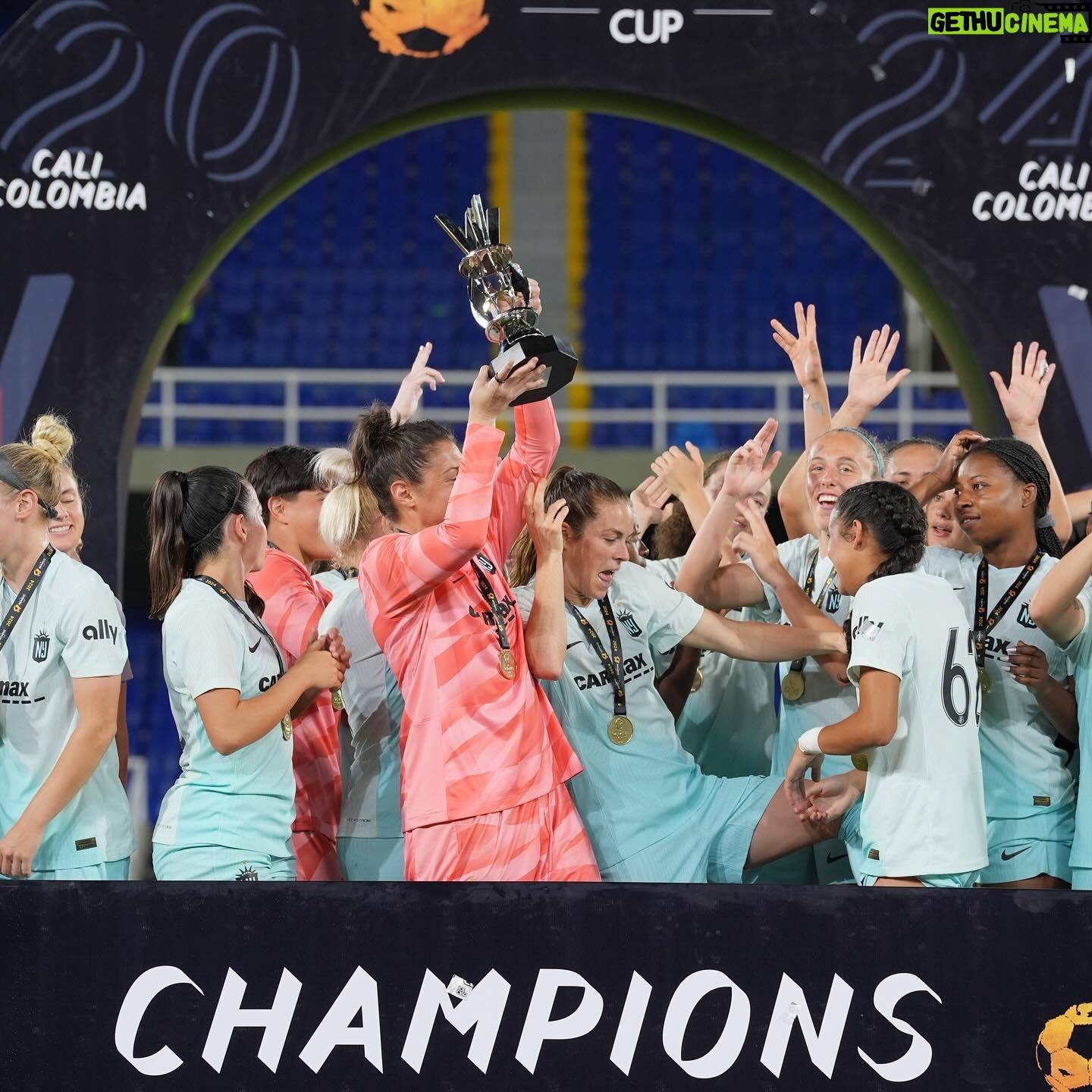 Kelley O'Hara Instagram - COLOMBIA ft. bats, bees, and trophies • #beezup #IYKYK