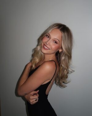 Kelli Berglund Instagram - ✨ @carlyy.fisher @sydroze @taylorhealeymakeup