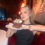 Kelli Berglund Instagram - Late night snack🍸🍰 @drakeshollywood
