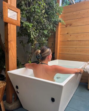Kelli Berglund Instagram - thank you for having us @denmotherwellness 🌿 pure bliss is fighting for your life in an ice bath together