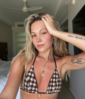 Kelli Berglund Instagram - caught some rayz 🍅
