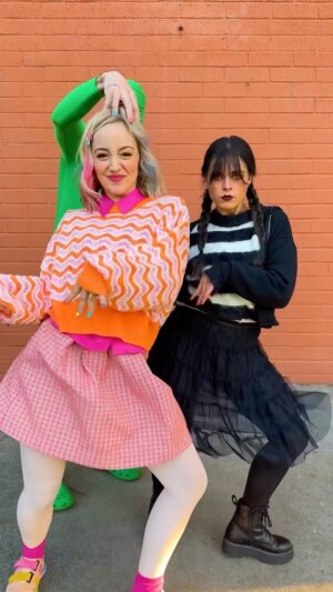 Kelli Erdmann Instagram - Enid convinced Thing & Wednesday to make a Reel 😝

#behindthescenes #wednesdayaddams #wednesday #greenman #happykelli #kaushacampbell #jennaortega #enid #thing