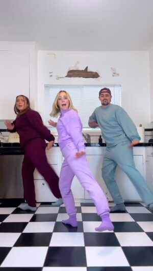 Kelli Erdmann Instagram - can’t touch this 😄 dc: @cost_n_mayor 

#dance #costnmayor #happykelli #ucanttouchthis