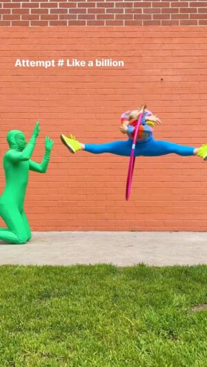 Kelli Erdmann Instagram - I can’t jump like I used to 😅  #stitch with @the7fingers 😍

 #hulahoopchallenge
#happykelli #hulahoop #dance #splitjump #trick