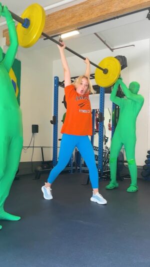 Kelli Erdmann Instagram - Who wants to see the results?! 😝

Thx @ateam.alex for letting us use your gym!! 💕

#behindthescenes #bts #greenman #vfx #happykelli