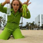 Kelli Erdmann Instagram - This took way too many tries 😅 #loop #bottleflip #happykelli #vfx #results