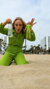 Kelli Erdmann Instagram - This took way too many tries 😅 #loop #bottleflip #happykelli #vfx #results