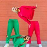 Kelli Erdmann Instagram - Okay NOW it’s officially Christmas time! 💚❤️ #sweatysisters #underneaththetree #kellyclarkson #dance #kaushacampbell #happykelli #Christmas DC: @austintaylornz